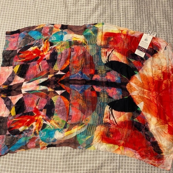 Front Row Society Birds of Paradise Scarf 60” x 80” (FW) - Picture 4 of 10